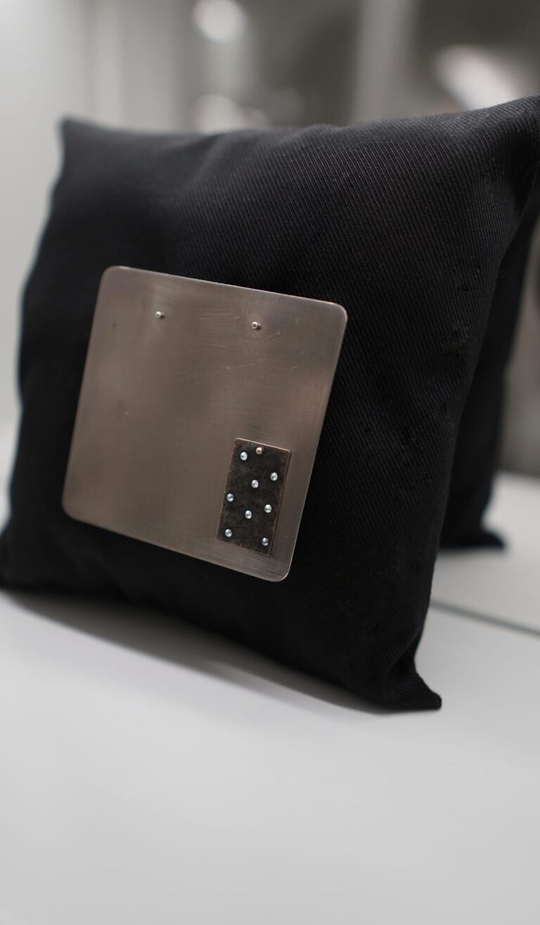 Z kryształkami (alpaka)